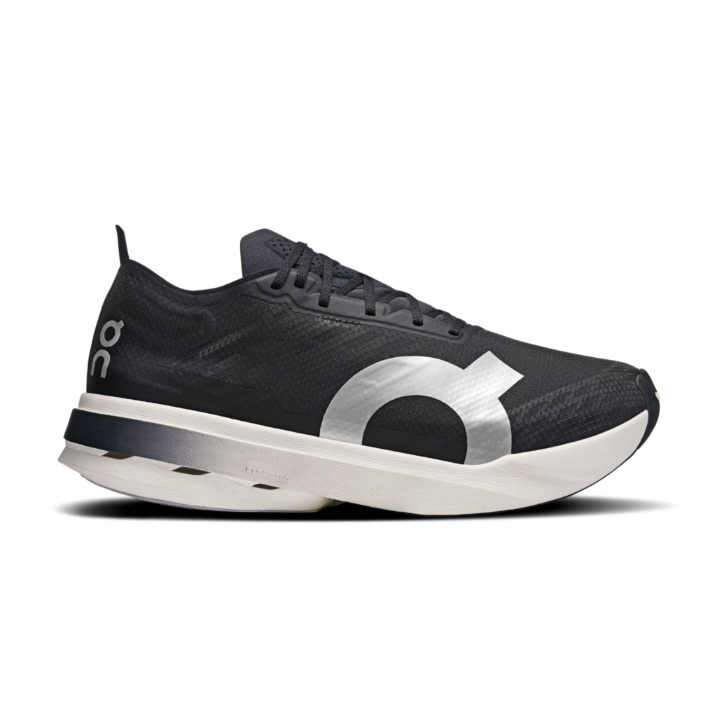 On Running Cloudboom Strike noir blanc