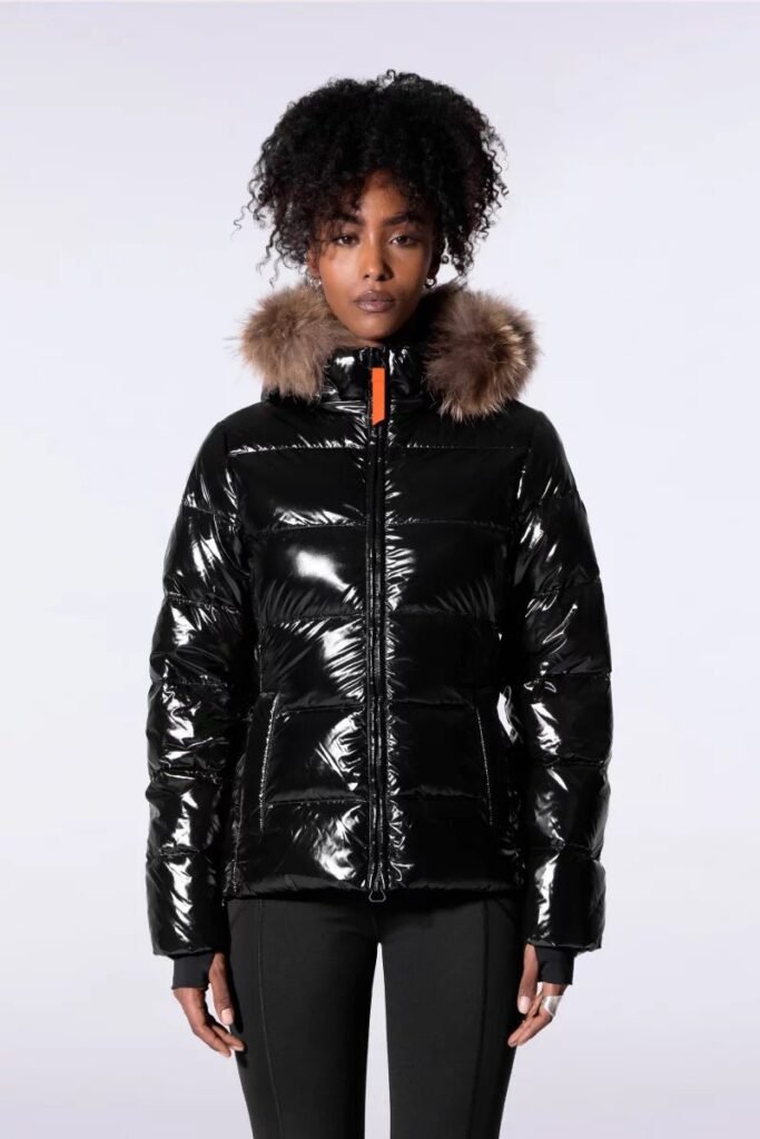 Doudoune glossy cintrée avec capuche en fourrure Olga Bright